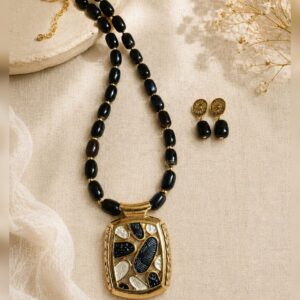 Agates with enamel pendant set