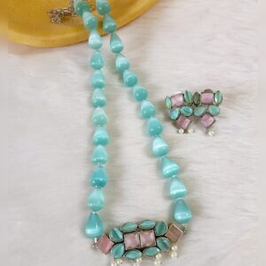 Monalisa paired with stone pendant set