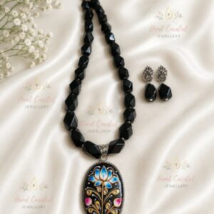 Agates with handpainted pendant