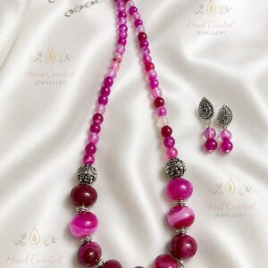 Agates with onyx